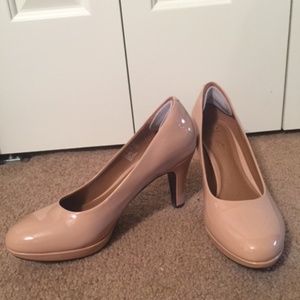 Clarks nude patent leather size 11 heel / pump